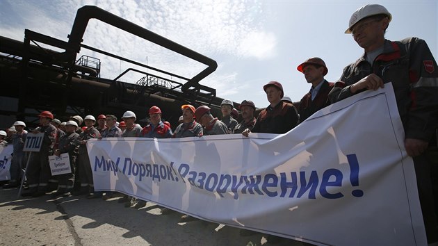 Zamstnanci elezren a ocelren patcch Rinatu Achmetovovi vyli s transparenty na protest proti akcm proruskch separatist v Mariupolu. (20. kvtna 2014)