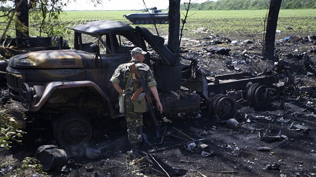 Ukrajinsk vojk stoj u nkladnho auta nedaleko vesnice Blahodatne, kter bylo znieno pi pestelce armdy s proruskmi zbrojenci (22. kvtna 2014).