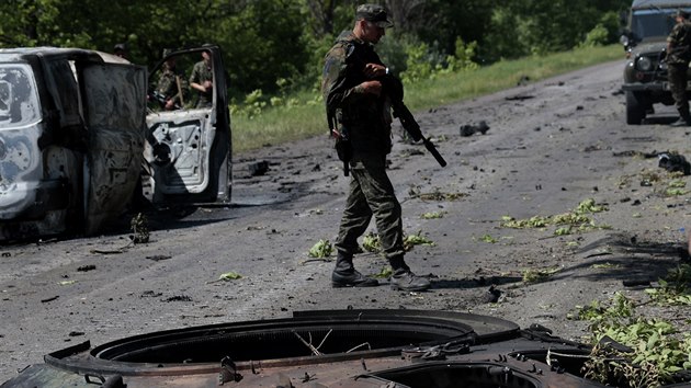 Ukrajint vojci prochzej mstem, kde se v noci odehrly boje se vzbouenci. Kyjev asi 10 vojk ztratil a dv destky dalch utrply zrann (22. kvtna 2014).