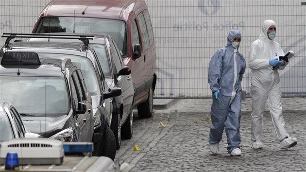 Policist prohledvaj prostor ped idovskm muzeem v centru Bruselu, kde se v sobotu odpoledne stlelo. Na mst zstali leet ti mrtv. Jeden lovk utrpl vn zrann. (24. kvtna 2014)