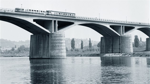 eleznin most Inteligence v praskm Branku na snmku z kvtna 1964.