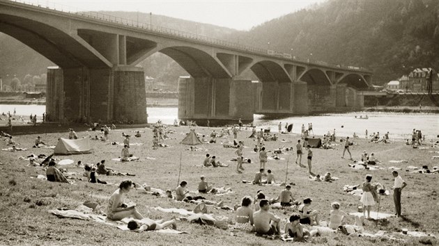 Koupn ve Vltav pod rozestavnm elezninm mostem Inteligence v Praze - Branku. (duben 1962)