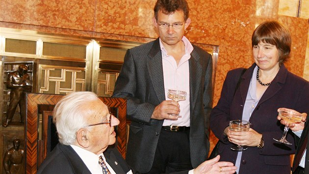 Sir Nicholas Winton s dcerou Barbarou a synem Nicholasem pi nvtv Prahy. (8. jna 2007)