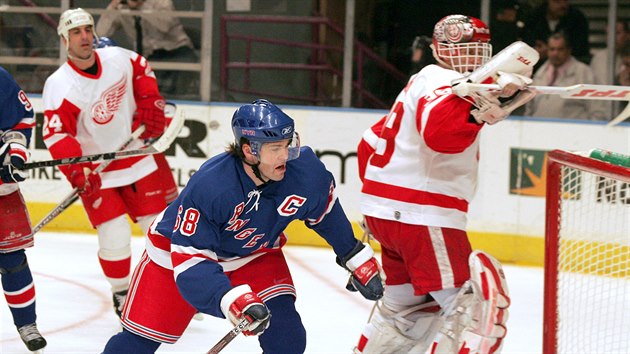 Jaromr Jgr ped brankou Dominika Haka pi utkn New York Rangers proti Detroitu Red Wings. (6. nora 2007)