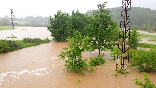 Rozvodnn Rakovsk potok na Rokycansku. (28. kvtna 2014)