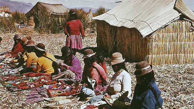 Indinky Uru na plovoucch ostrovech jezera Titicaca prodvaj sv textiln vrobky.