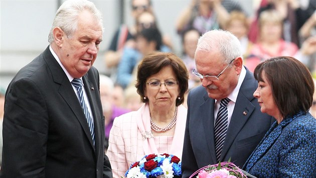 Slovensk prezident Ivan Gaparovi ped odchodem z funkce navtvil s manelkou Silvi svho eskho protjka Miloe Zemana (27. kvtna 2014).