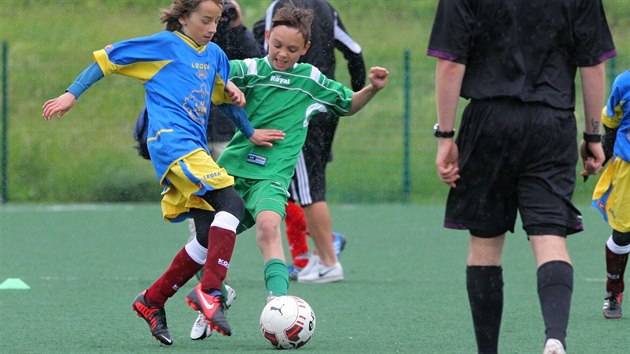 Finle jihoeskho kola McDonald's Cupu ovldli fotbalist Z T. G. Masaryka v Psku (v modrm), kdy porazili soupee ze Z Komenskho Sobslav 3:1.