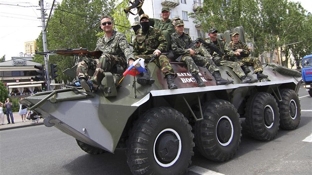 Prorut separatist vjdj na obrnnm transportru na shromdn v Doncku (25. kvtna 2014).