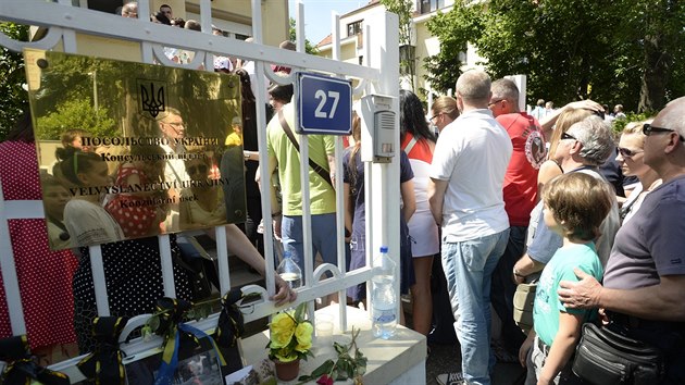 Stovky Ukrajinc ekaly 25. kvtna ve front ped ambasdou v Praze, kde volili svho prezidenta.