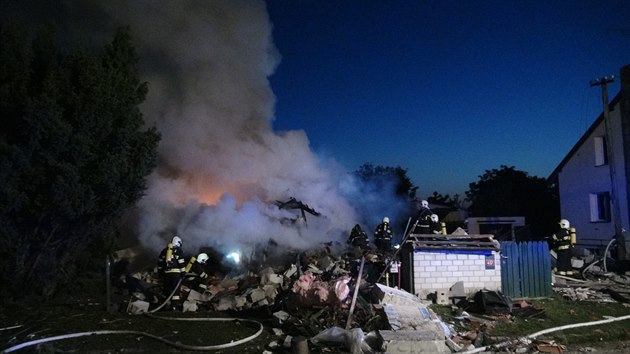 Vbuch a nsledn por zdemoloval rodinn dm v Cerhenicch na Kolnsku. (20. kvtna 2014)