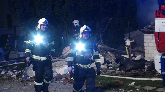 Vbuch a nsledn por zdemoloval rodinn dm v Cerhenicch na Kolnsku. (20. kvtna 2014)