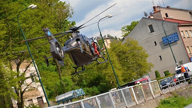 estiletou dvku vythl v bezvdom z vody estaticetilet zachrnce. Po chvli si oivovn pevzali zchrani.