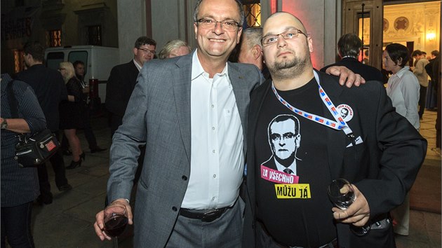 Vsledky voleb do Evropskho parlamentu oslavil Miroslav Kalousek (TOP 09) se sklenkou v ruce a v dobr nlad. (25. kvtna 2014)