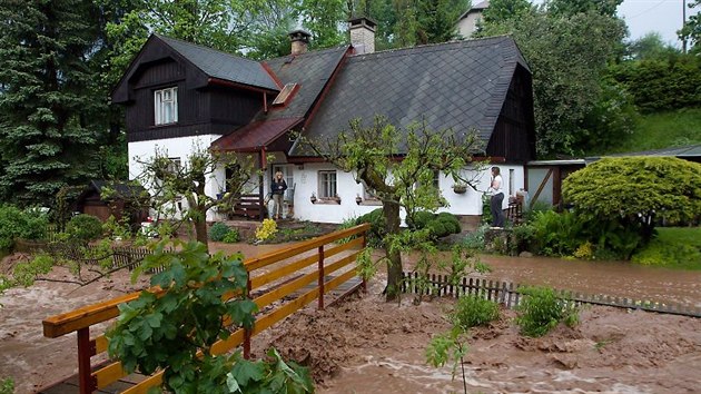 Voda se val obc Kundratice u Jilemnice v Libereckm kraji, kde se kvli bouce rozvodnil  Kundratick potok.