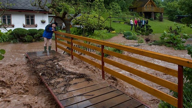 Voda se val obc Kundratice u Jilemnice v Libereckm kraji, kde se kvli bouce rozvodnil  Kundratick potok.