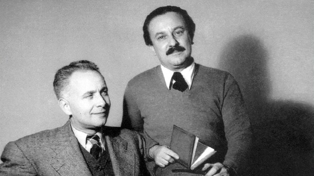 Adolf Hoffmeister (vpravo) s Louisem Aragonem na fotografii Stai Fleischmannov