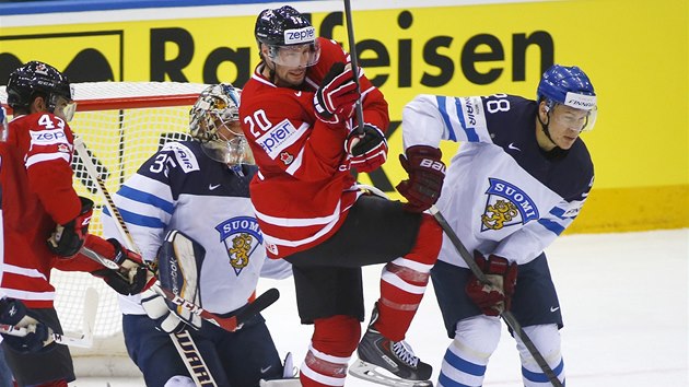 Kanadsk hokejista Troy Brouwer v mlnici ped finskou brankou. 