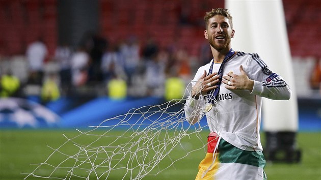 HRDINA FINLE. Obrnce Sergio Ramos z Realu Madrid se raduje z vtzstv v Lize mistr. Ve finle vyrovnal v nastavenm ase a tm zadlal na celkov triumf.