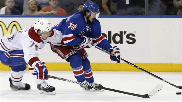 Mats Zuccarello (vpravo) z New York Rangers se sna odpoutat od Alexeje Jemelina z Montrealu.