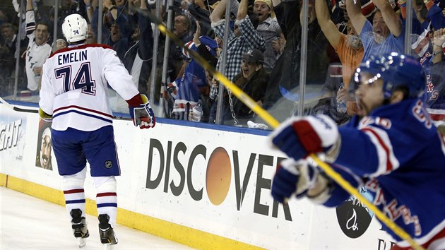 Zatímco se Martin St. Louis (vpravo) z New York Rangers raduje z vítzného...