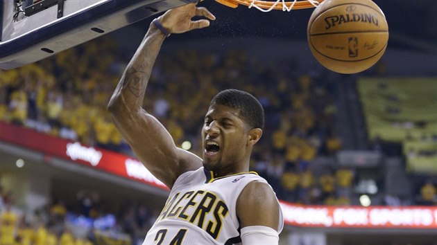 Paul George z Indiany po spn zakonen akci v duelu s Miami.