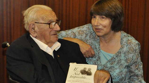 Barbara Wintonov se svm otce, Sirem Nicholasem, 19. kvtna 2014 u pleitosti jeho 105. narozenin v sdle eskho velvyslanectv v Londn. Winton dr v ruce knihu, kterou jeho dcera napsala o jeho ivot.
