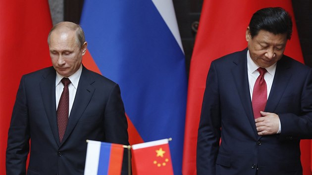 Rusk prezident Vladimir Putin (vlevo) a jeho nsk protjek Si in-pching oekvaj ceremonii, kter m vst k podpesn dohody mezi obma zemmi o dodvkch ruskho plynu n na dalch 30 let. nsk prezident vak zatm smlouvu nepodepsal (20. kvtna 2014)