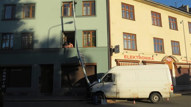 idi nezvldl v umperku zatku a narazil do sloupu veejnho osvtlen. Vzpt se ukzalo, e za volant usedl s tm temi promile.