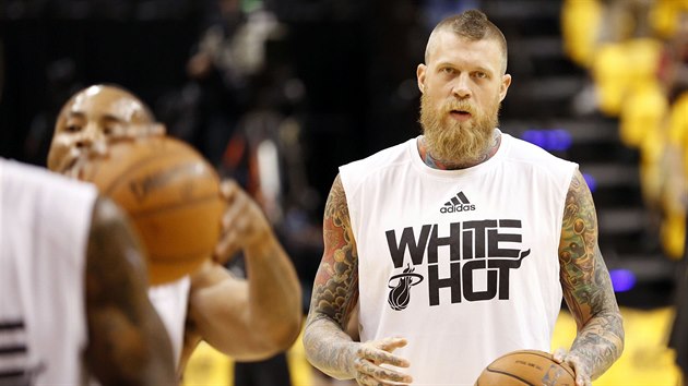 Chris Andersen z Miami se pipravuja na zpas s Indianou.