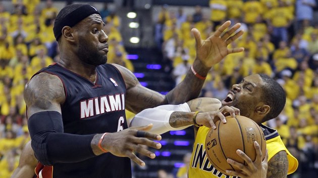 LeBron James (vlevo) z Miami hld C. J. Watsona z Indiany.