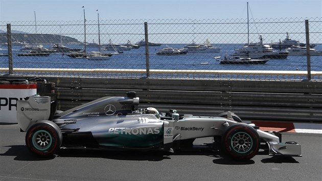 Lewis Hamilton z Mercedesu  pi trninku na VC Monaka.
