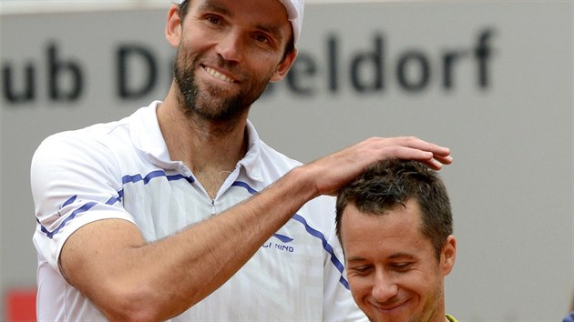 Philipp Kohlschreiber (vpravo) pevil ve finle v Dsseldorfu svho soka Iva Karlovie svm vkonem.