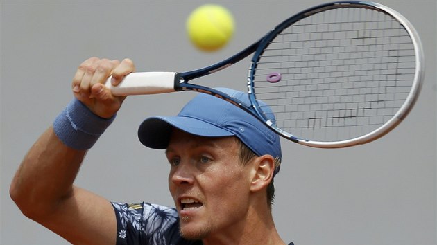 Tom Berdych bhem prvnho kola na Roland Garros.