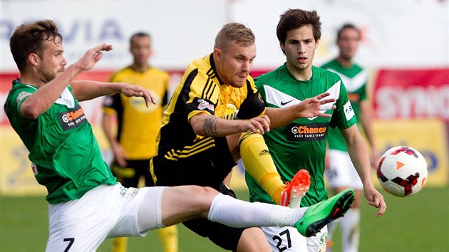 Jakub Hora (uprosted) z Bohemians 1905 v utkn s Jabloncem. Atakuje ho Filip Novk.