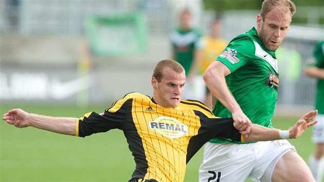 Michal Hubnk (vpravo) z Jablonce v souboji s Lukem Pauschekem z Bohemians 1905.