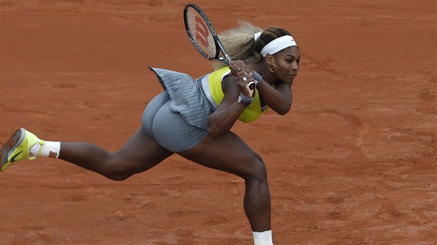 Serena Williamsov bojuje ve druhm kole Roland Garros proti panlce Muguruzaov. 