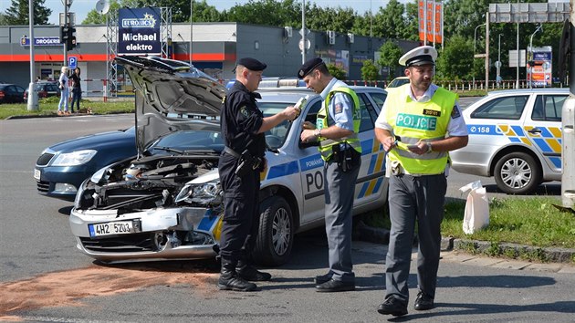 Nehoda policejnho auta s dalm vozem se stala na kiovatce ulic Pilnkova a Akademika Bedrny v Hradci Krlov (25.5.2014).