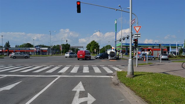 Nehoda policejnho auta s dalm vozem se stala na kiovatce ulic Pilnkova a Akademika Bedrny v Hradci Krlov (25.5.2014).