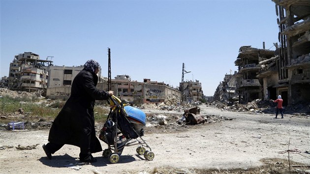 Do vlkou ponienho Homsu se zvolna vrac lid. Z jejich dom ale zbyli jen ruiny (Srie, 15. kvtna 2014).