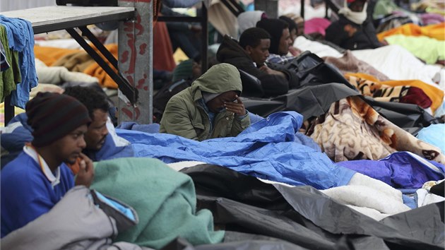 Tme na konci cesty. Stovky uprchlk v Calais na severu Francie ekaj na pleitost dostat se do Velk Britnie. 