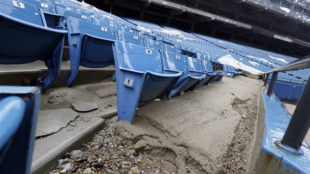 Stadion se rozprodv v drab. V nabdce je tyi tisce pedmt, napklad plastov sedaky. 