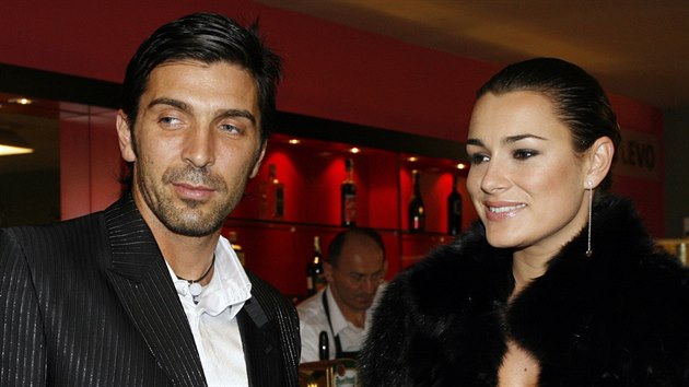 Gianluigi Buffon a Alena eredov (Praha, 25. listopadu 2006)