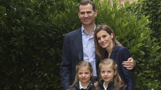 panlsk korunn princ Felipe, jeho manelka princezna Letizia a dcery princezna Sofia a princezna Leonor (Madrid, 21. kvtna 2014)