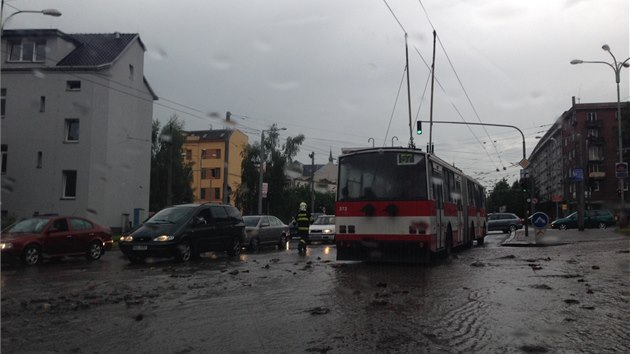 Pvalov det zaplavily silnice v st nad Labem (24. 5. 2014).