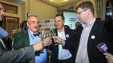 Zleva: Karel Schwarzenberg, Luděk Niedermayer a Jiří Pospíšil slaví druhé místo... Zleva: Karel Schwarzenberg, Luděk Niedermayer a Jiří Pospíšil slaví druhé místo...