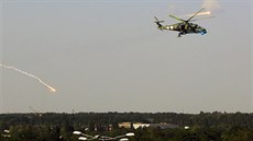 Ukrajinská vojenská helikoptéra Mi-24 odpaluje světlice nad letištěm v Doněcku... Ukrajinská vojenská helikoptéra Mi-24 odpaluje světlice nad letištěm v Doněcku...