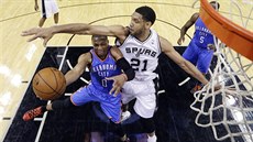 PLNOU PAROU VPŘED. Russell Westbrook z týmu Oklahoma City se tlačí do... PLNOU PAROU VPŘED. Russell Westbrook z týmu Oklahoma City se tlačí do...