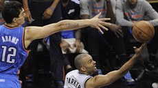 Tony Parker ze San Antonia  zakonuje mezi hrái týmu Oklahoma City. Vlevo je...