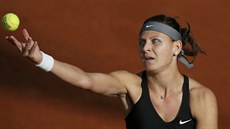 Lucie afáová  podává v utkání s  Mandy Minellaovou.